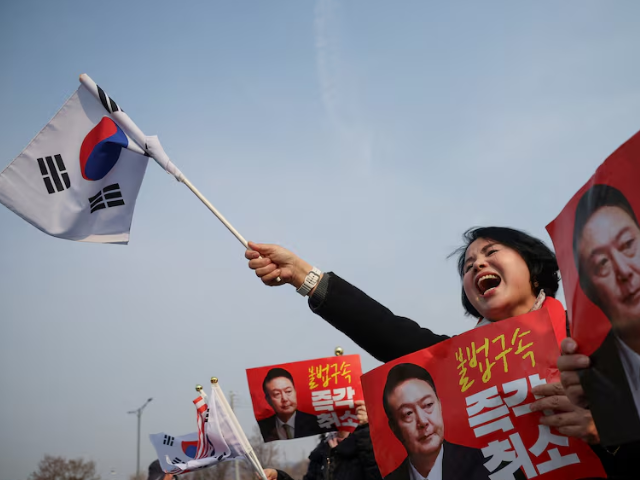 Photo: A supporter of South Korean impeached President Yoon Suk Yeol cheers after the court decided to release him/Reuters